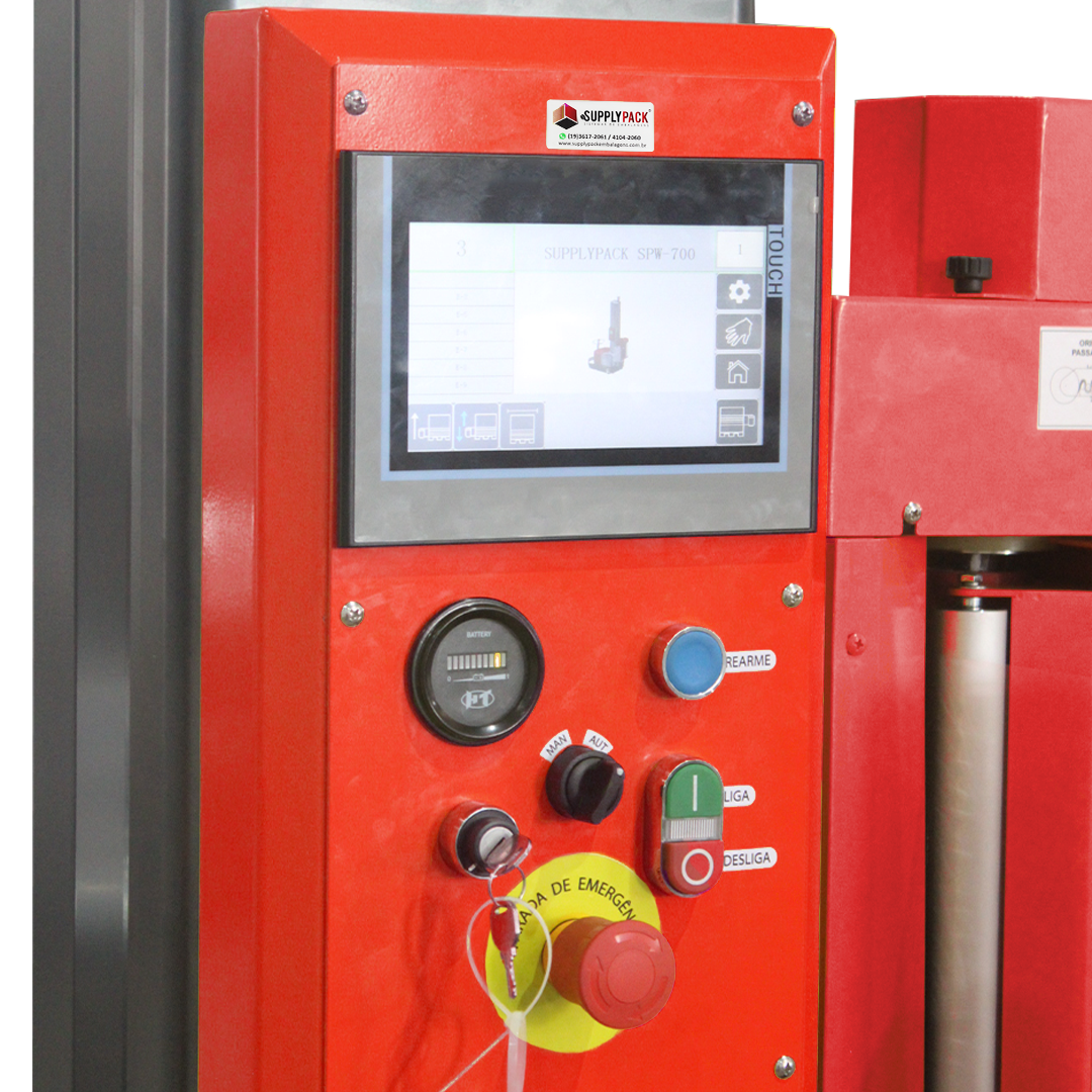Painel de controle com botão de emergência